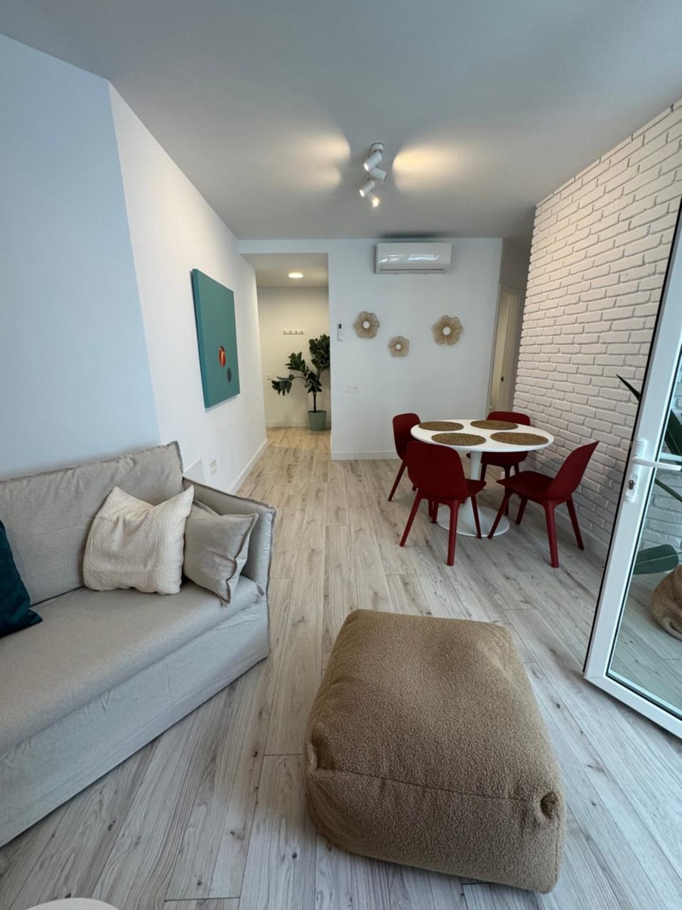 Seating area, Dining area