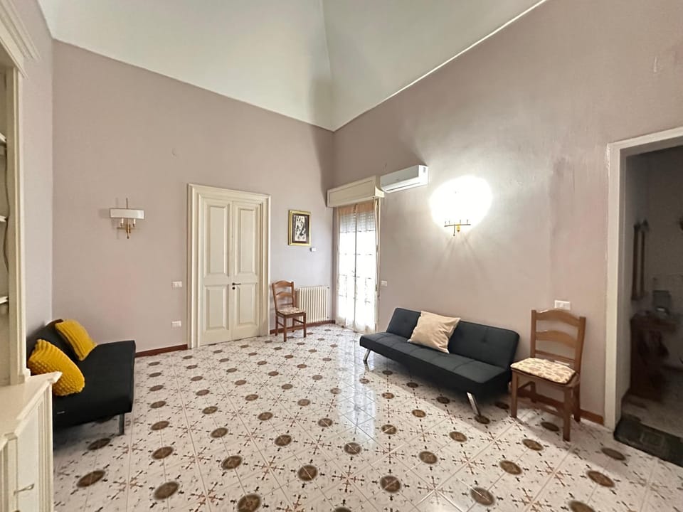 Living room, Photo of the whole room, Seating area
