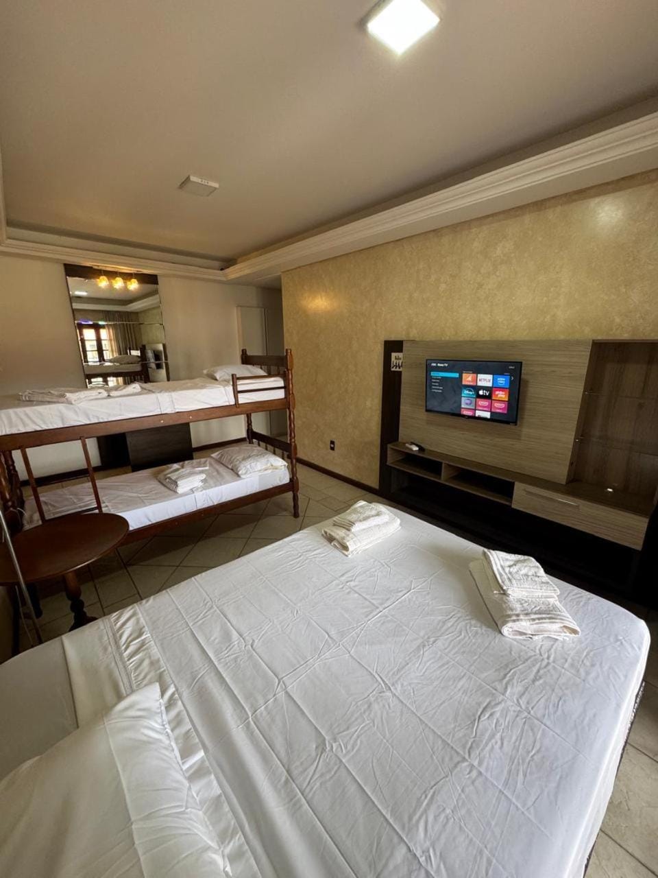 Bed, TV and multimedia, Photo of the whole room, Bedroom