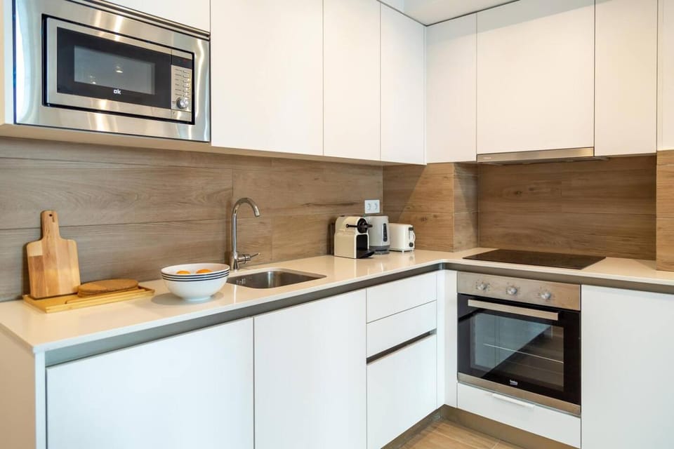 Coffee/tea facilities, Kitchen or kitchenette, dishwasher, stove, toaster