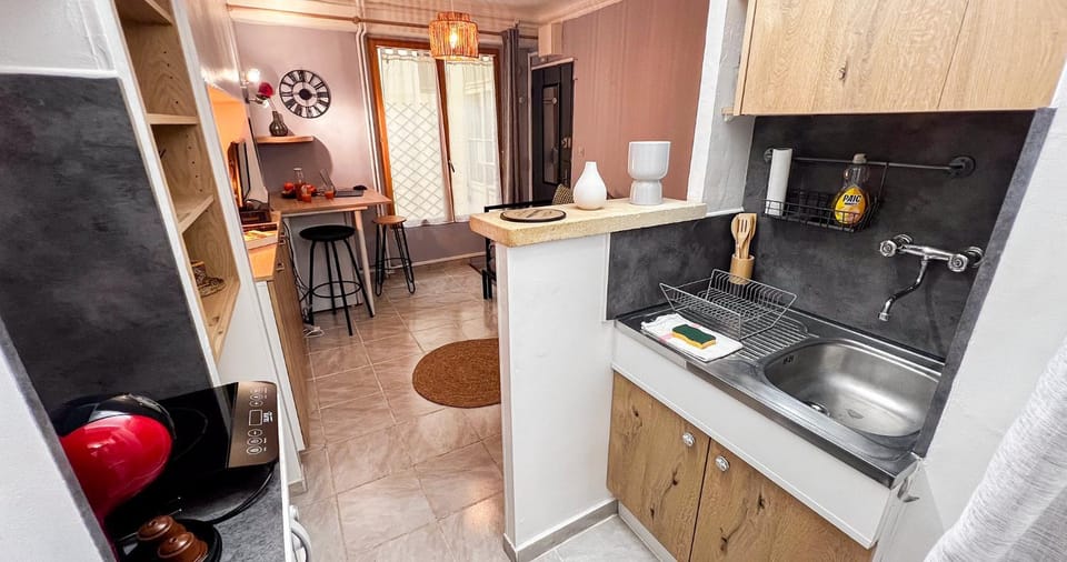 Kitchen or kitchenette, Dining area, stove