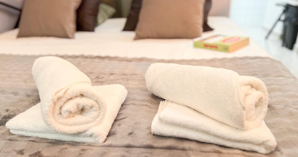 Bed, Bedroom, towels