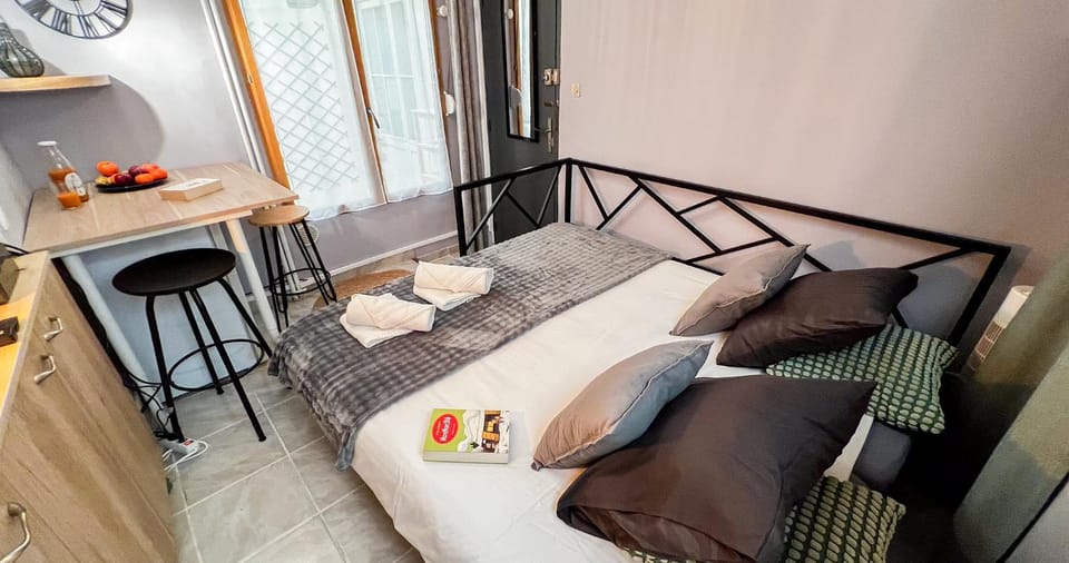 Bed, Photo of the whole room, Bedroom