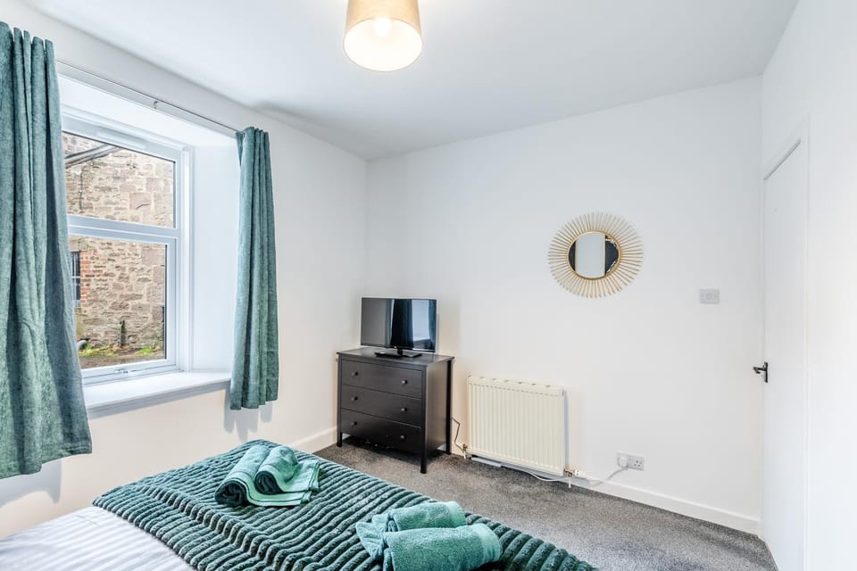 Bed, TV and multimedia, Bedroom