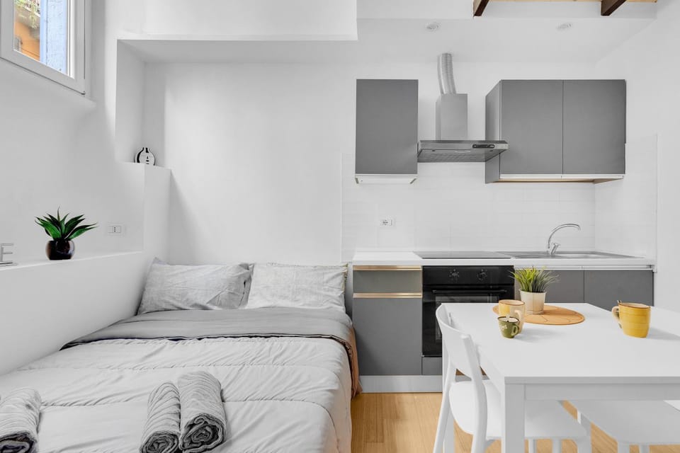 Bed, Kitchen or kitchenette, Living room, Seating area, Dining area