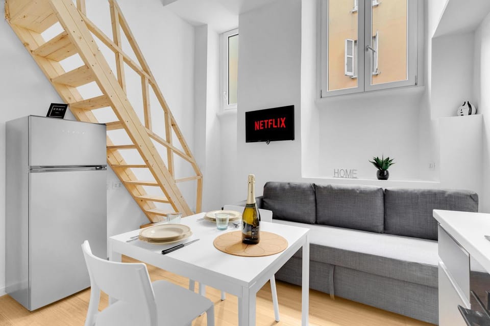 TV and multimedia, Kitchen or kitchenette, Living room, Seating area, Dining area