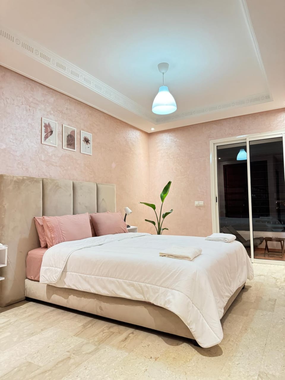 Bed, Living room, Photo of the whole room, Seating area, Bedroom