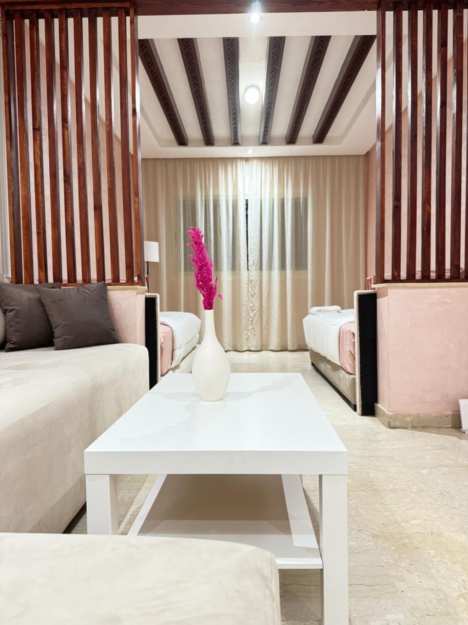 Bed, Living room, Photo of the whole room, Seating area, Dining area, Bedroom