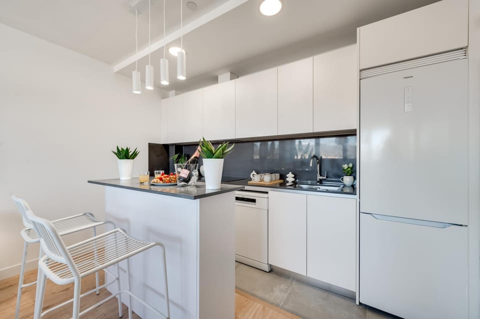 Kitchen or kitchenette, Dining area, dishwasher, stove