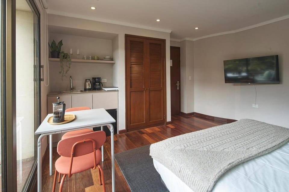 Bed, TV and multimedia, Coffee/tea facilities, Kitchen or kitchenette, Living room, Photo of the whole room, Seating area, Dining area, Bedroom, stove, wardrobe