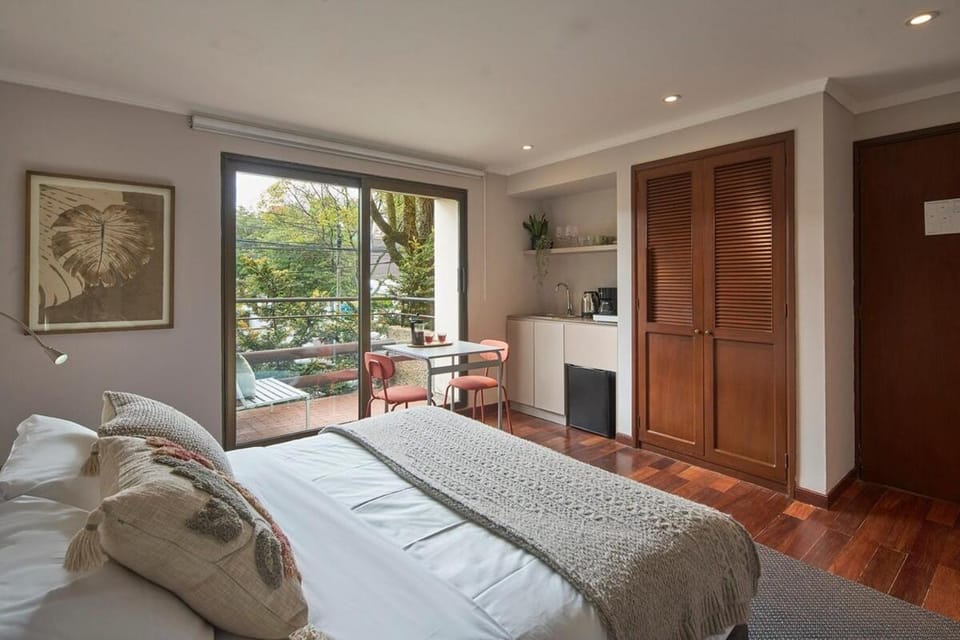 Bed, TV and multimedia, Balcony/Terrace, Living room, Photo of the whole room, Seating area, Dining area, Bedroom, wardrobe, kitchen