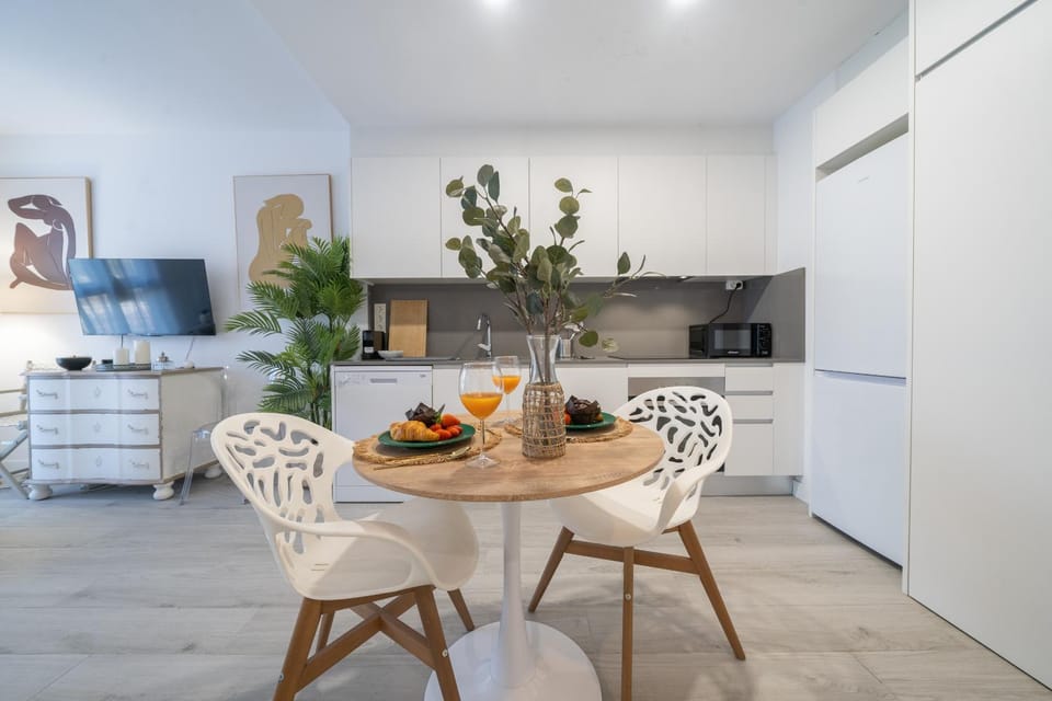 Kitchen or kitchenette, Dining area, stove