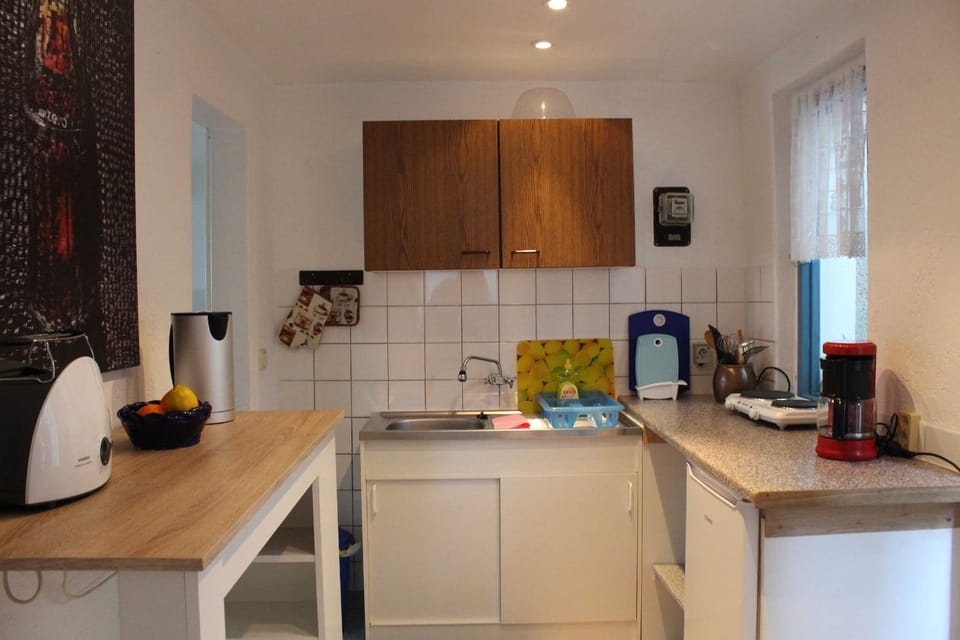 Coffee/tea facilities, Kitchen or kitchenette, stove