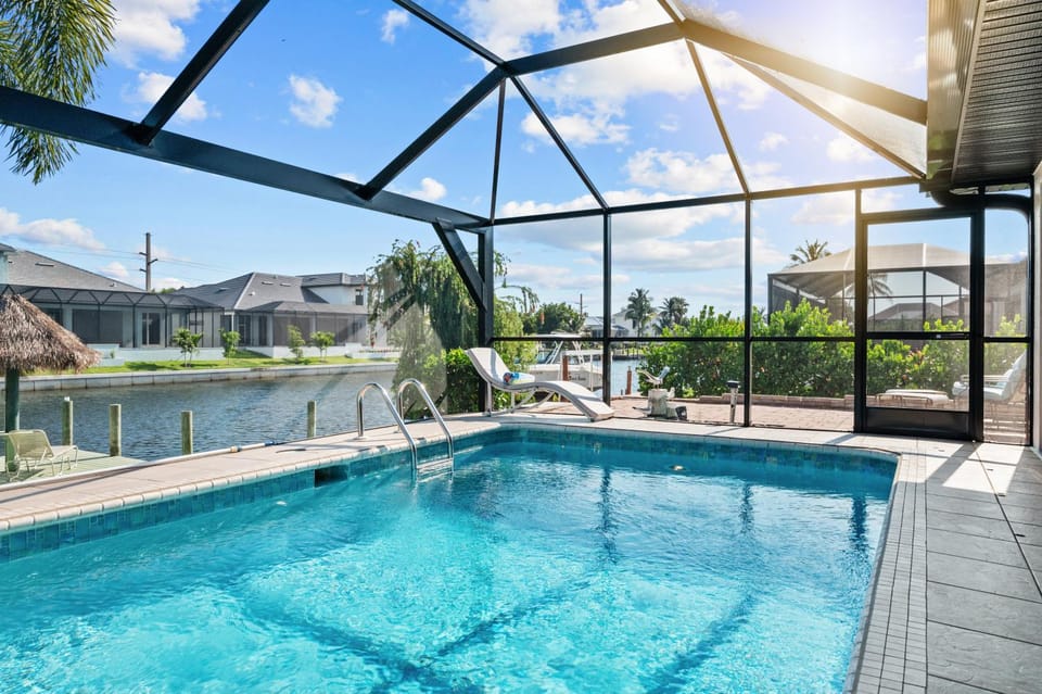 Swimming pool, sunbed