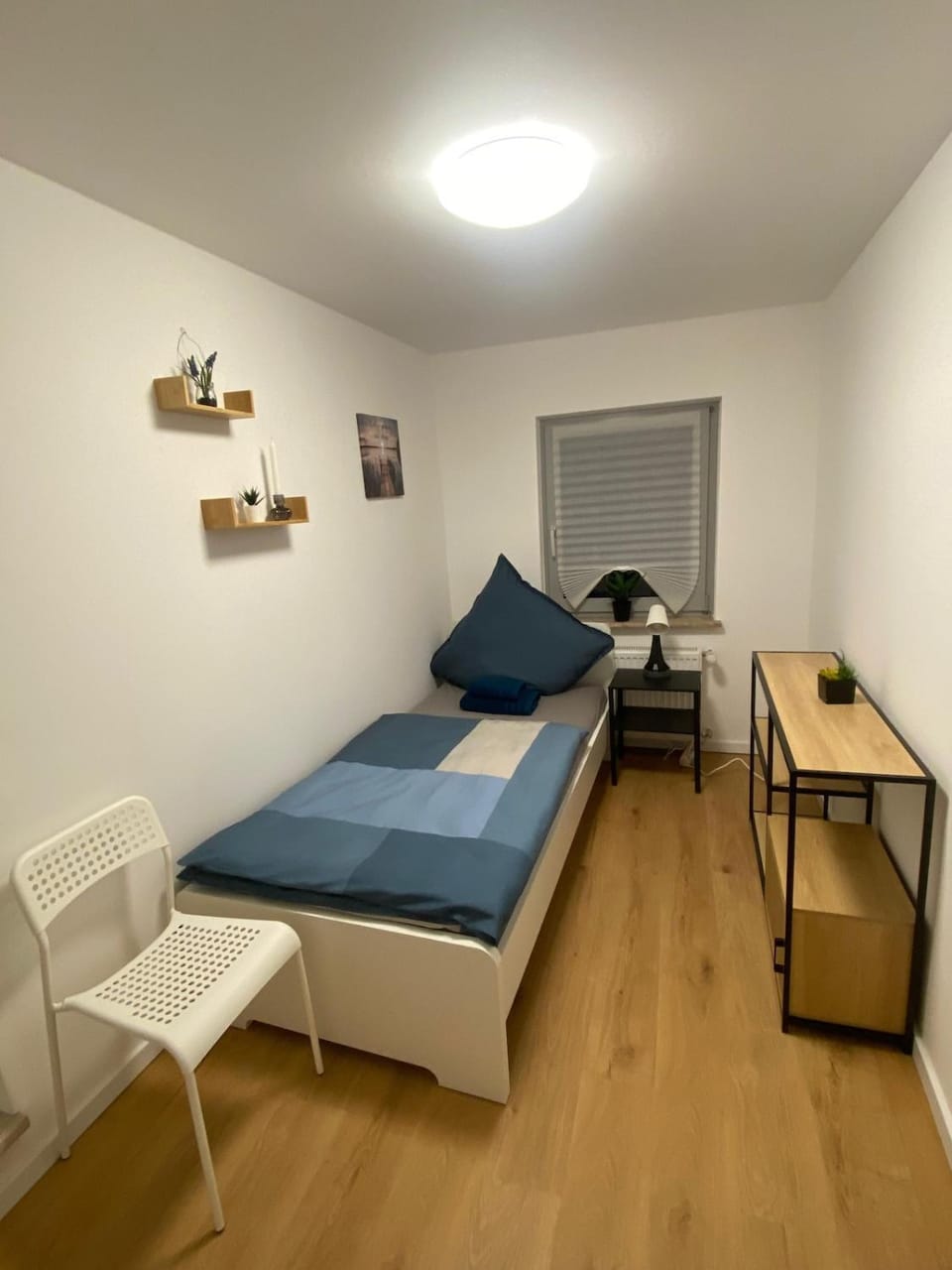 Bed, Photo of the whole room, Seating area, Bedroom