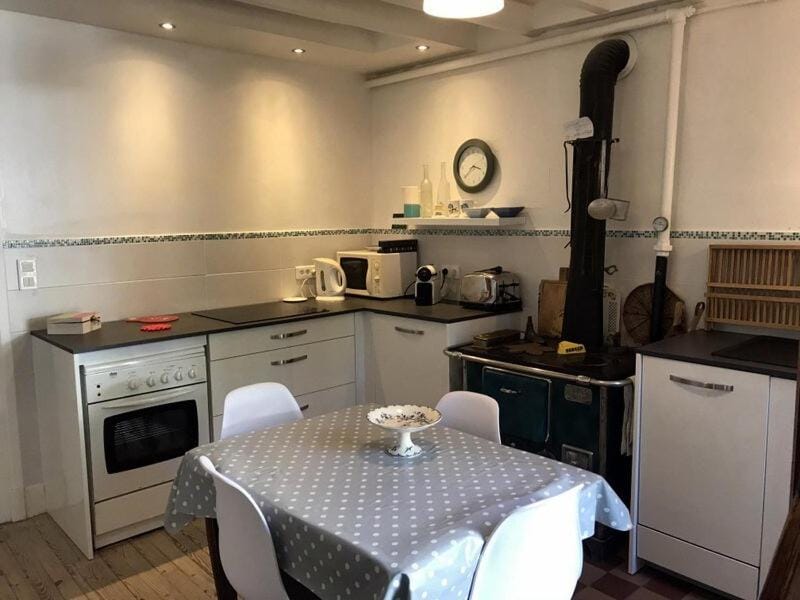 Kitchen or kitchenette, Dining area, oven, stove