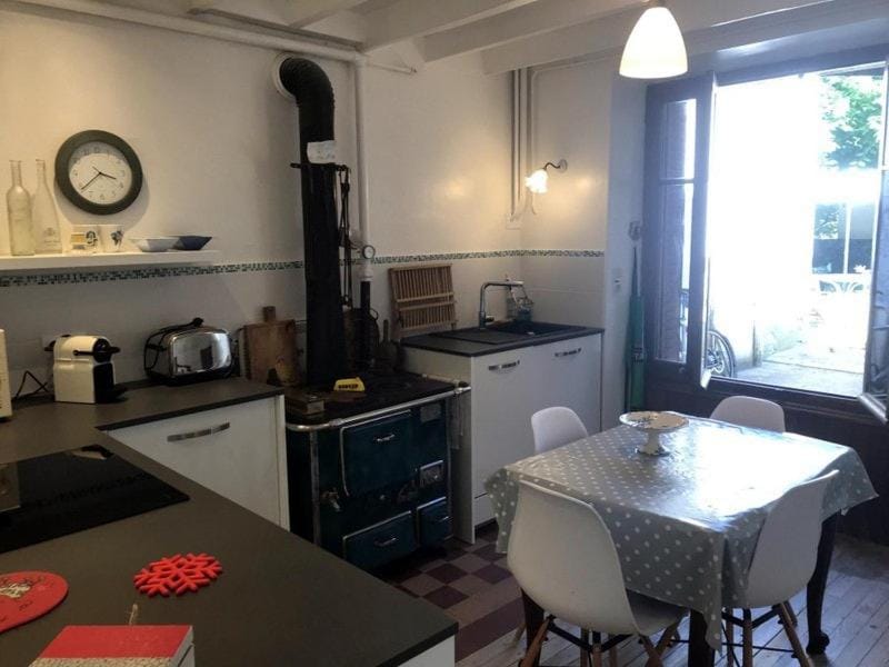 Coffee/tea facilities, Kitchen or kitchenette, Dining area, oven, stove, toaster