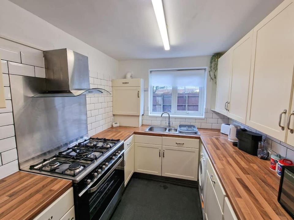 Lovely Kirkby Flat by City SuperHost Apartment in Liverpool