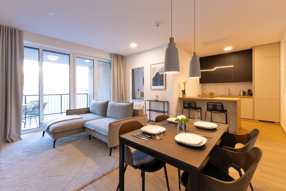 TV and multimedia, Living room, Seating area, Dining area