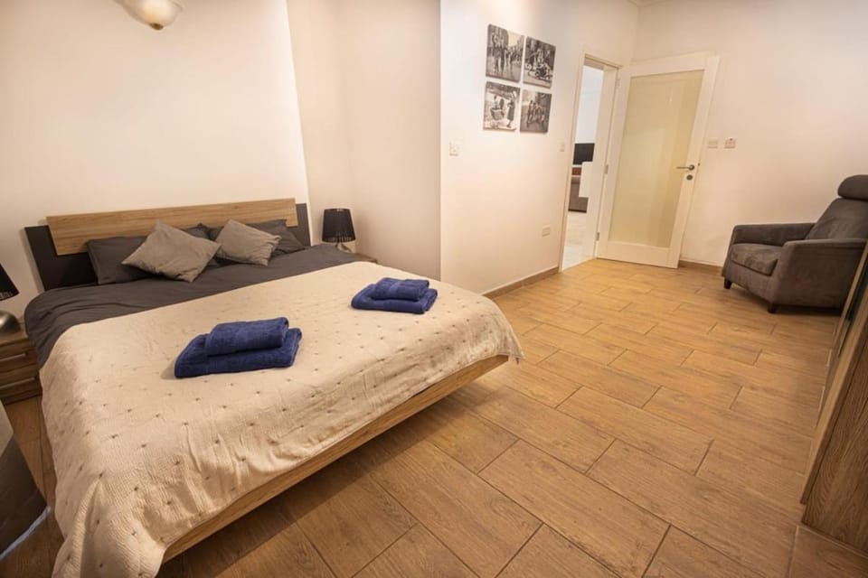 Photo of the whole room, Bedroom, towels