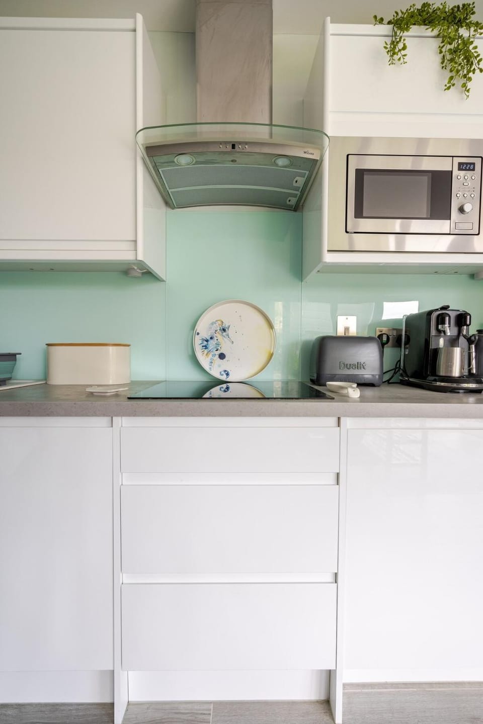 Coffee/tea facilities, stove, toaster