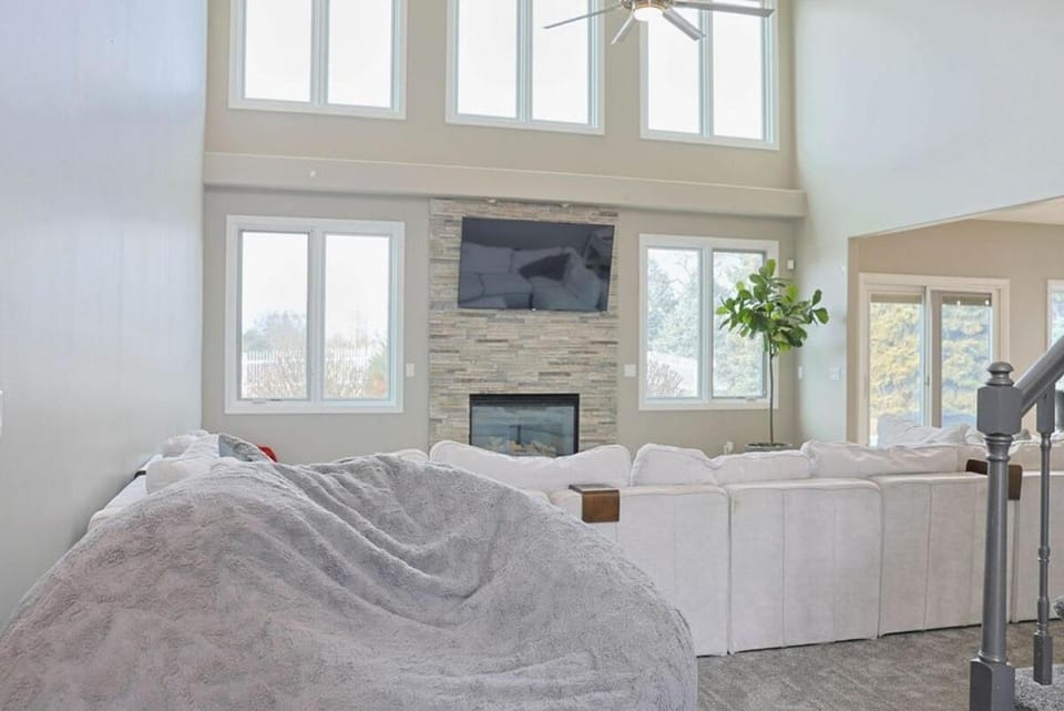 Golf Oasis Sleeps 22! Hot tub Firepit Gym Pool House in Iowa