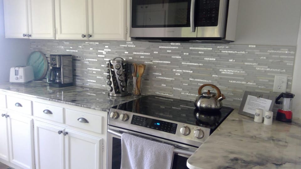 Coffee/tea facilities, Kitchen or kitchenette, dishwasher, stove, toaster