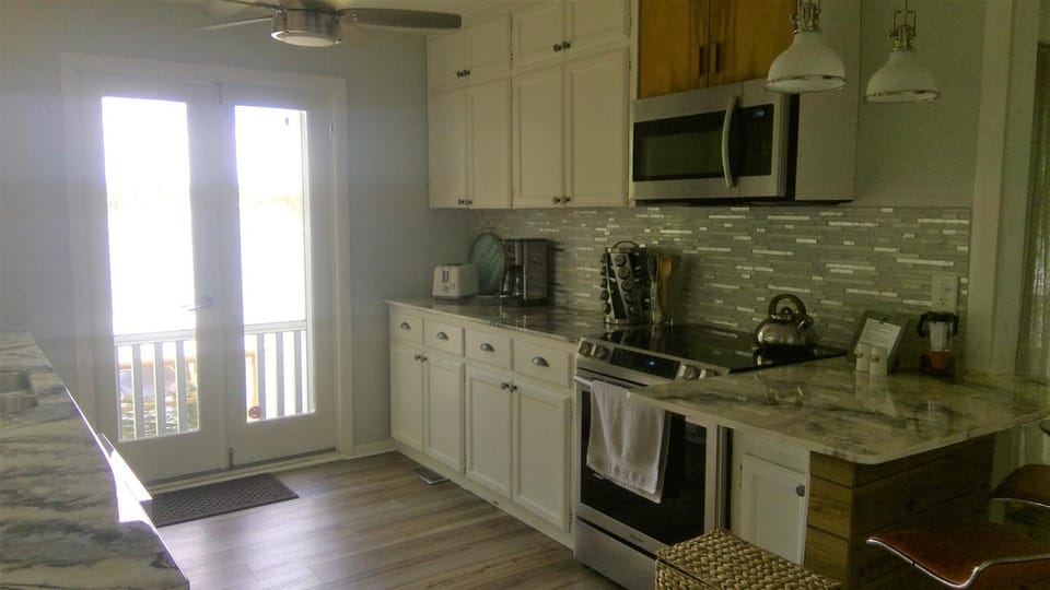 Coffee/tea facilities, Kitchen or kitchenette, dishwasher, oven, stove, toaster