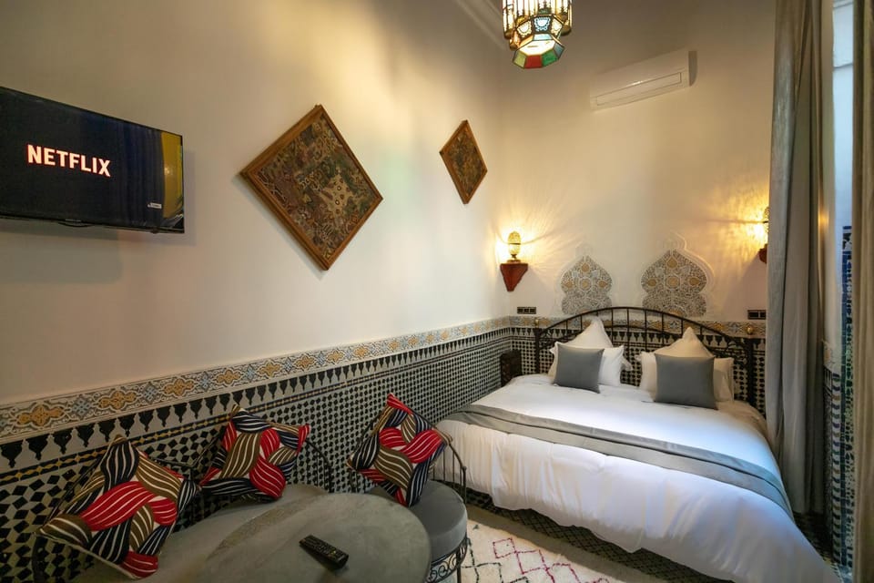 Bed, TV and multimedia, Photo of the whole room, Bedroom