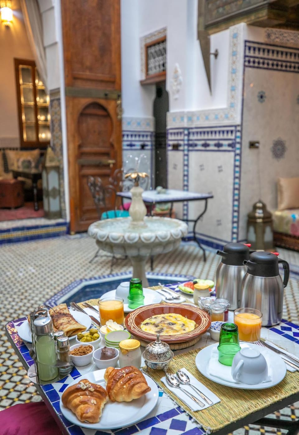 Restaurant/places to eat, Food and drinks, Banquet/Function facilities, Food, Breakfast, Continental breakfast, Lunch, Dinner, Drinks
