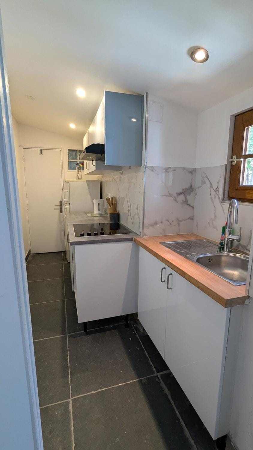 Coffee/tea facilities, Kitchen or kitchenette, microwave, stove