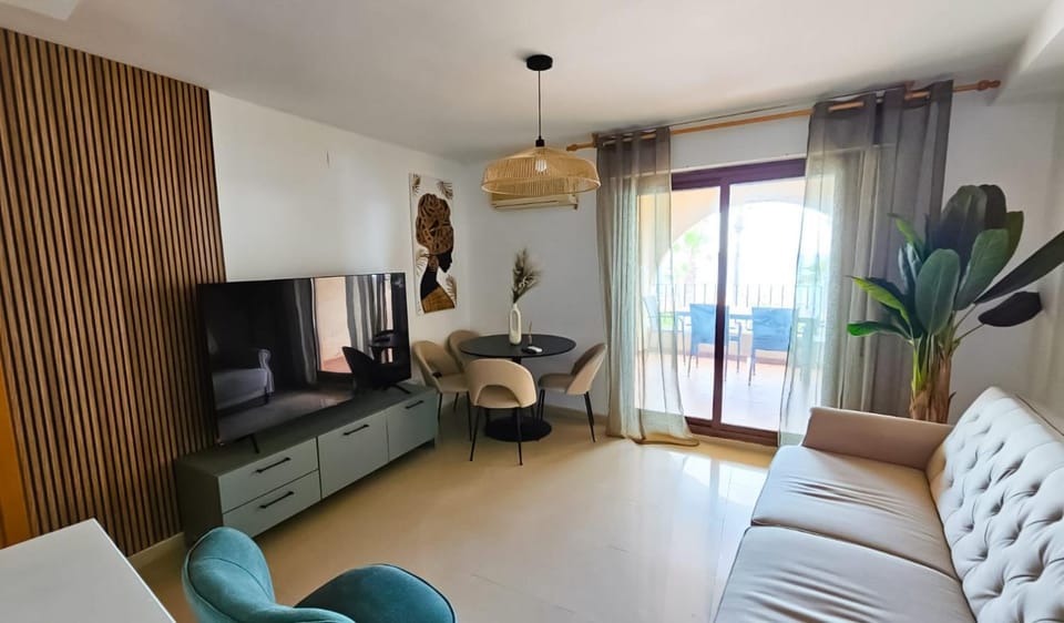 Communal lounge/ TV room, TV and multimedia, Living room, Seating area, Evening entertainment