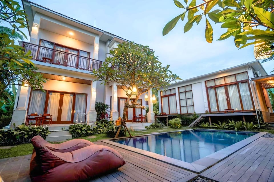 Property building, Patio, Day, Garden, Garden view, Pool view, Swimming pool, sunbed