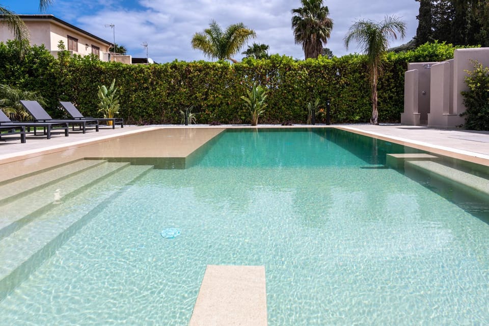 Shower, Garden, Swimming pool