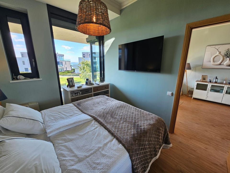 Bed, TV and multimedia, Photo of the whole room, Bedroom