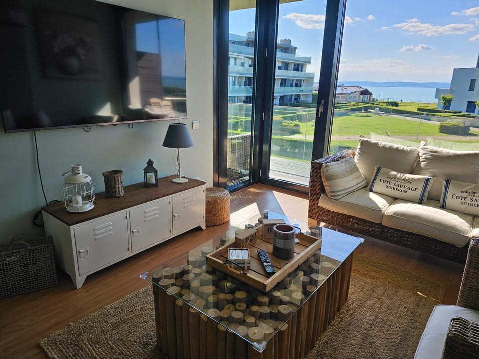 Living room, Lake view