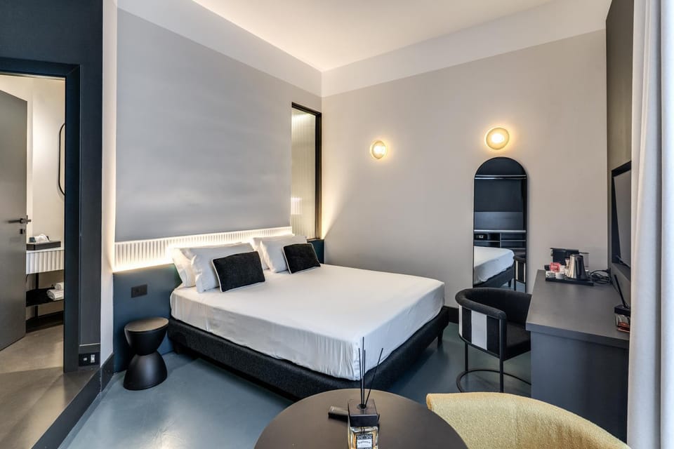 Photo of the whole room, Bedroom