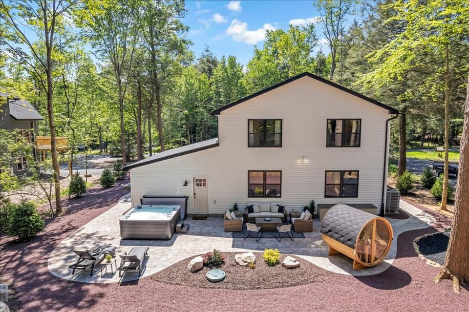 Luxury Hot Tub Sauna Game Room Dog Friendly House in Tunkhannock Township