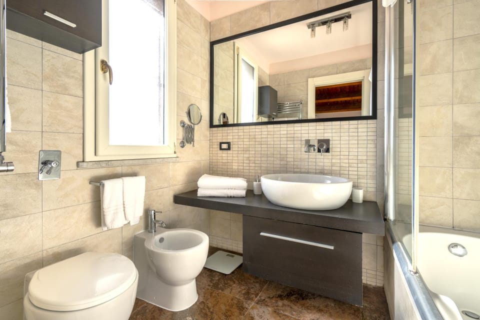 Shower, Toilet, Bathroom, Bath, bidet, towels