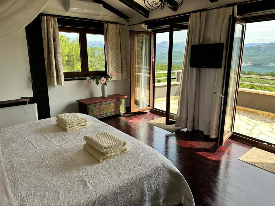 Photo of the whole room, Bedroom