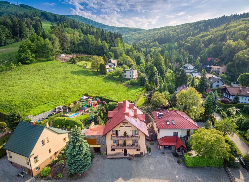 Facade/entrance, Spring, Off site, Day, People, Bird's eye view, Winter, Summer, Hot Tub, Massage, Skiing, Floor plan, Hiking, Cycling, Autumn, On site, Guests, Garden view, Landmark view, Mountain view, Sports, Entertainment, Sunrise, Sunset, children, young children, older children, group of guests, Family