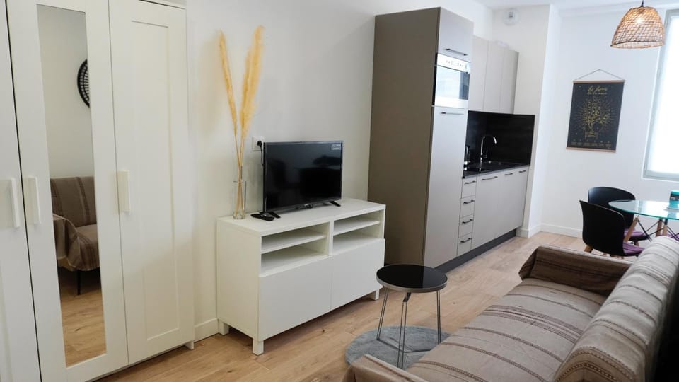 Communal lounge/ TV room, TV and multimedia, Living room, Seating area, wardrobe