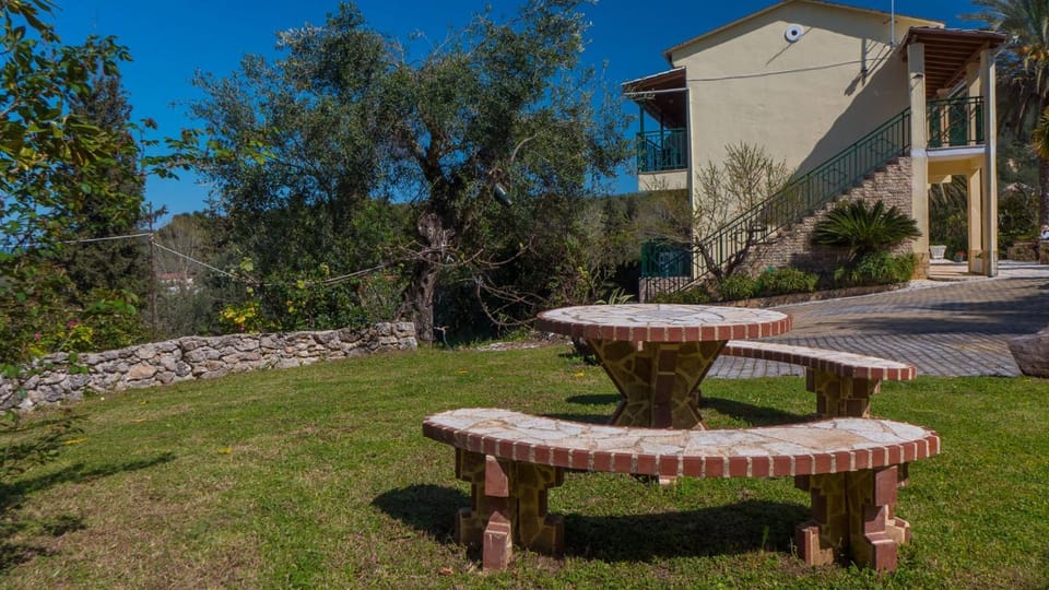 Property building, Patio, Spring, Day, Natural landscape, Garden, Garden, Dining area, Garden view