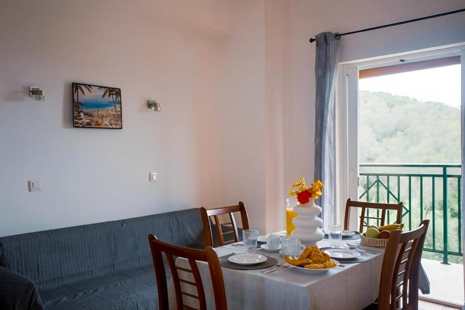 Natural landscape, View (from property/room), Balcony/Terrace, Living room, Seating area, Dining area, Mountain view