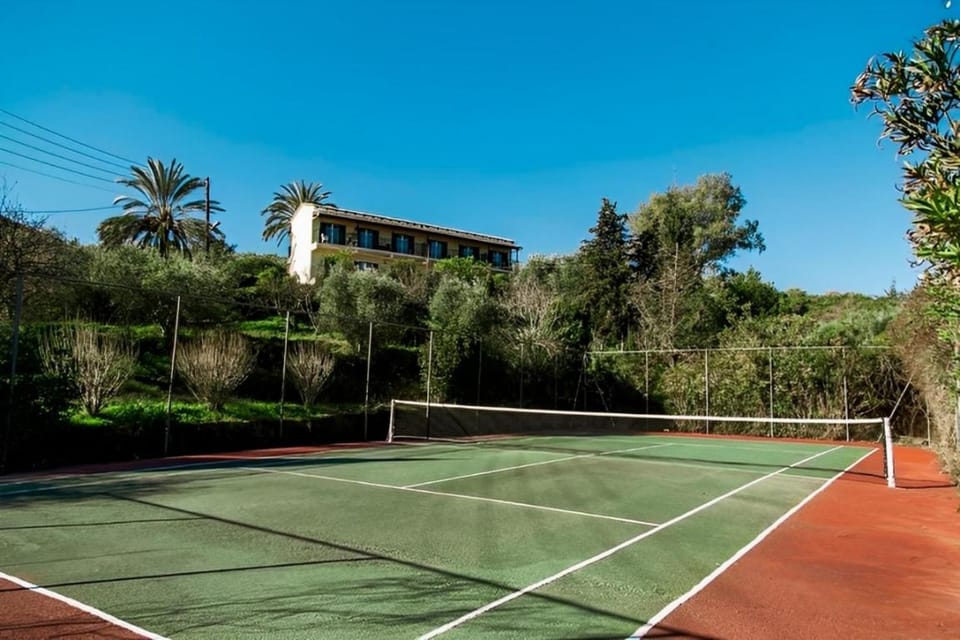 Day, Tennis court
