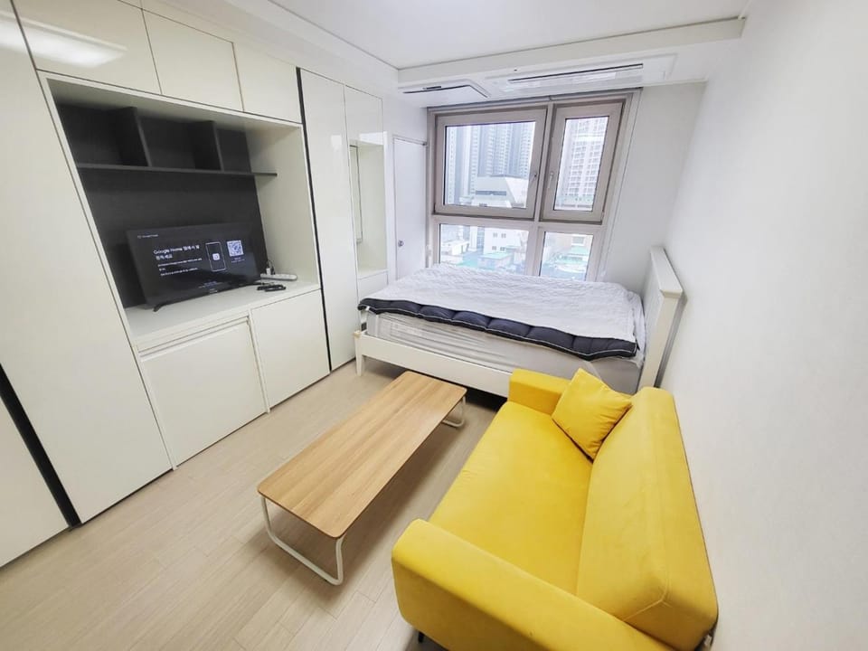 Bed, TV and multimedia, Living room, Photo of the whole room, Seating area, Bedroom