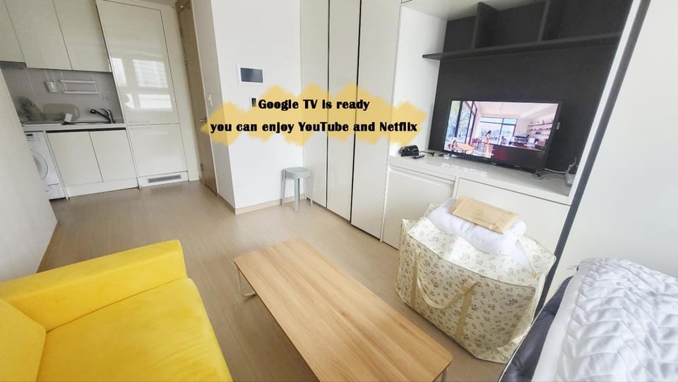 TV and multimedia, Living room, Photo of the whole room, Seating area, Text overlay