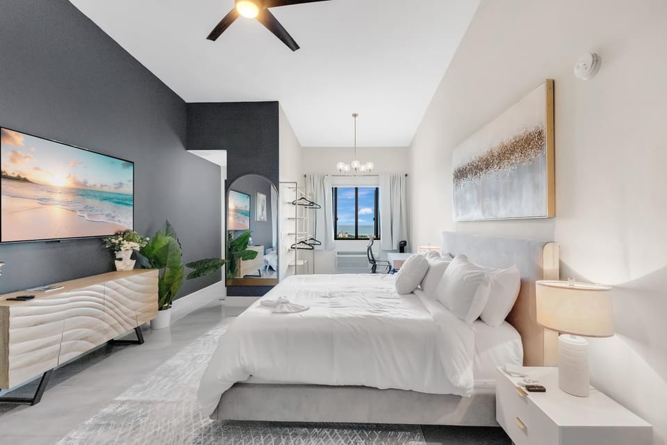 Bed, TV and multimedia, View (from property/room), Photo of the whole room, Bedroom, Sea view