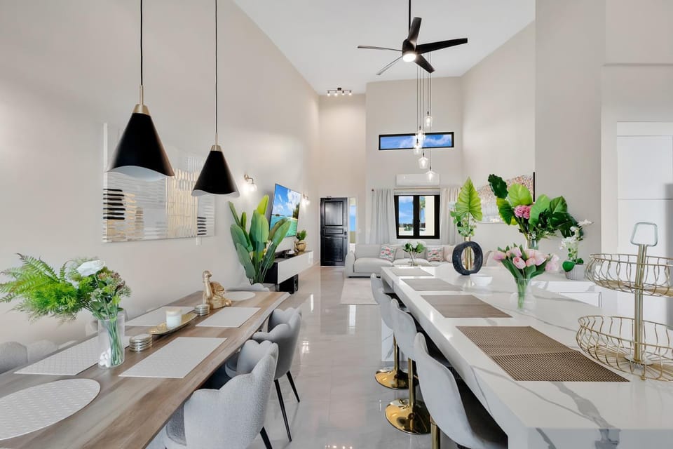 Kitchen or kitchenette, Living room, Seating area, Dining area