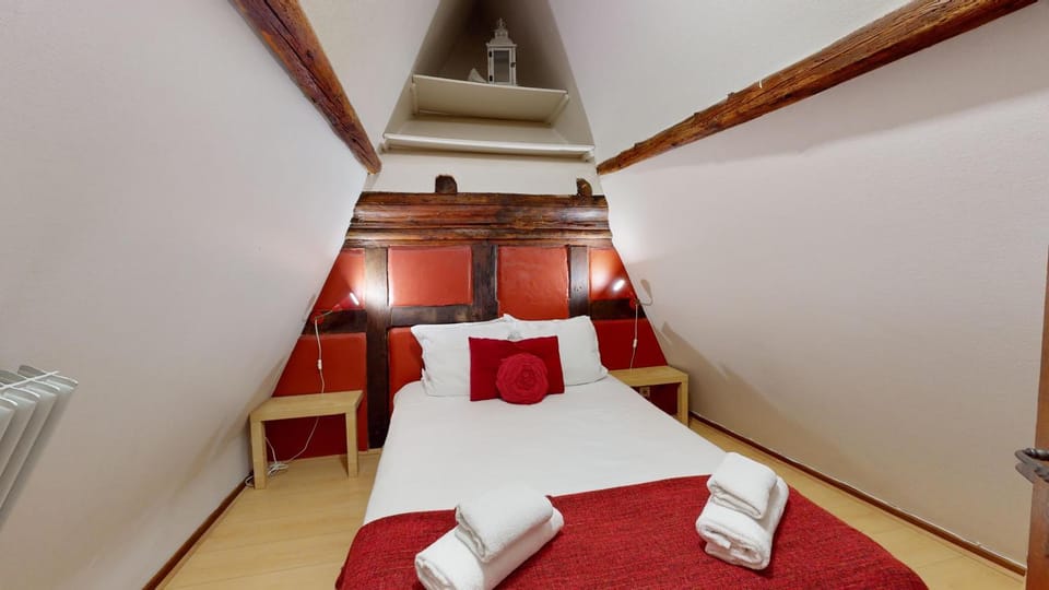 Bed, Photo of the whole room, Bedroom, towels